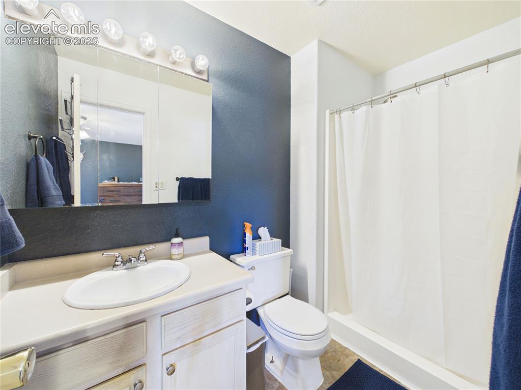 Image 15 of 33: Bathroom