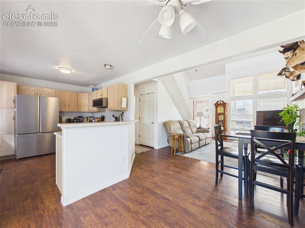Image 8 of 33: Kitchen