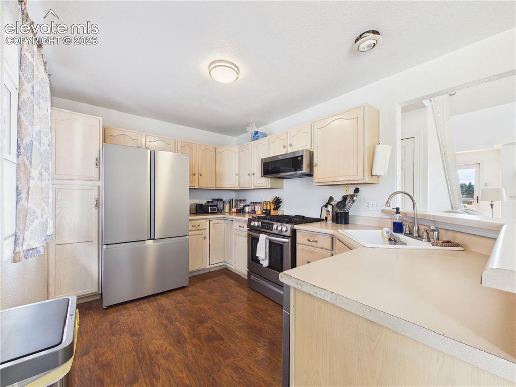 Image 9 of 33: Kitchen
