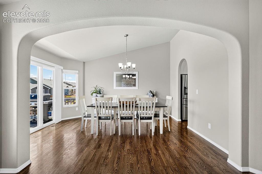 Image 14 of 50: Dining Area