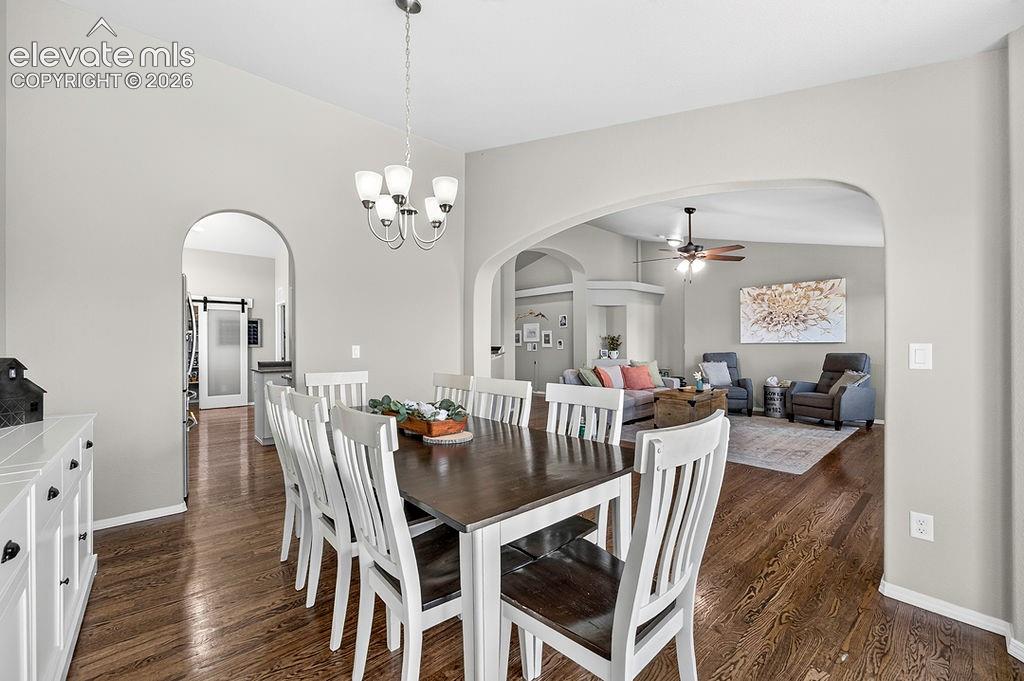 Image 15 of 50: Dining Area