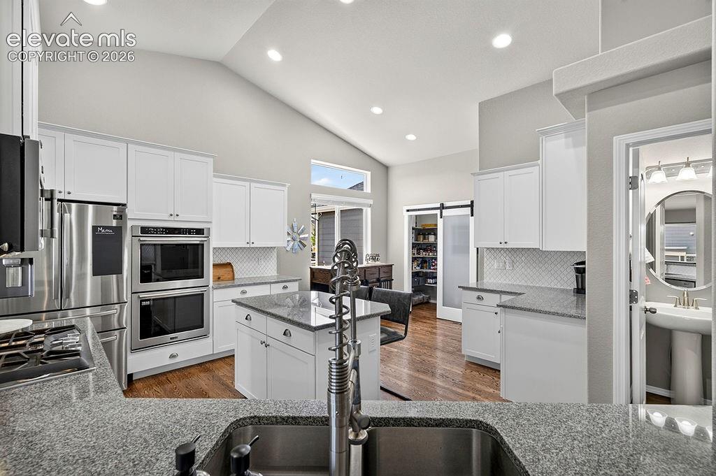 Image 17 of 50: Kitchen