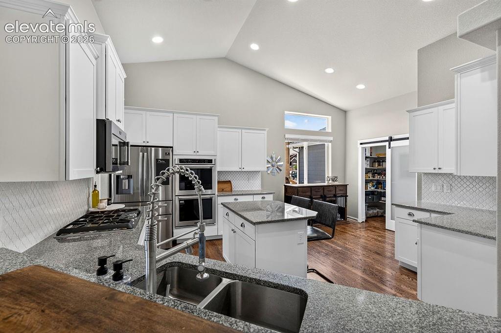 Image 18 of 50: Kitchen