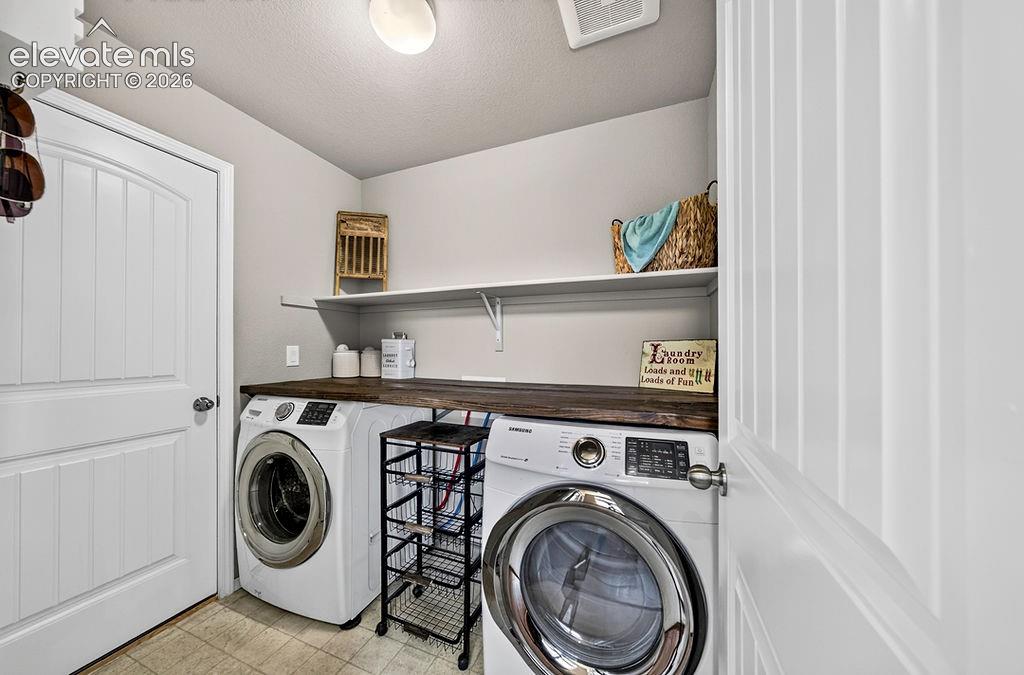 Image 30 of 50: Laundry