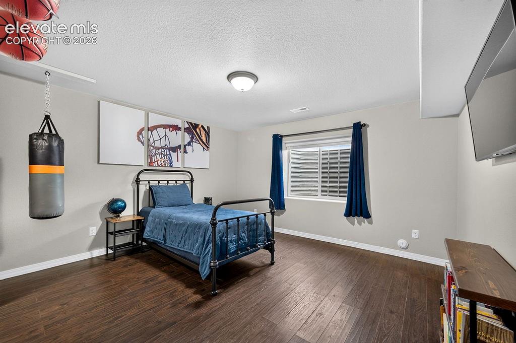 Image 49 of 50: Bedroom
