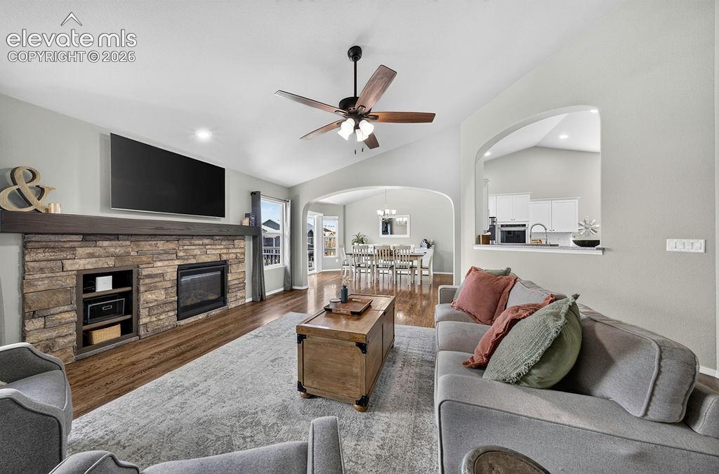 Image 8 of 50: Living Room