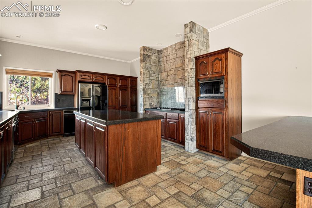 Image 12 of 50: Kitchen