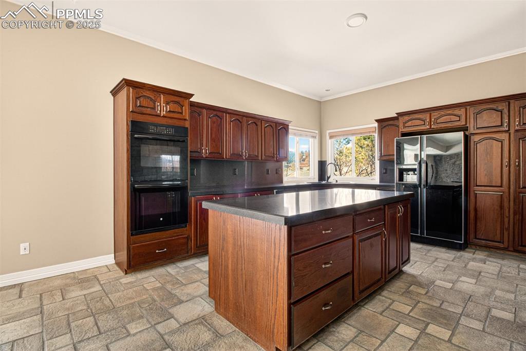 Image 13 of 50: Kitchen