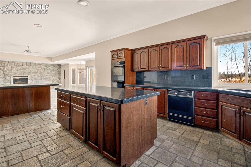 Image 14 of 50: Kitchen