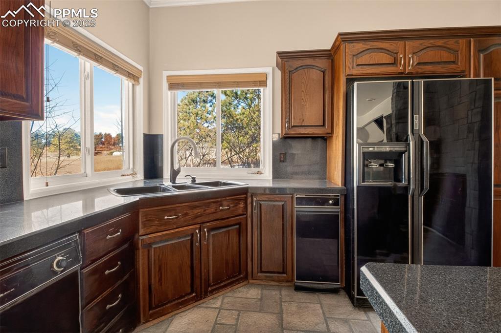 Image 15 of 50: Kitchen