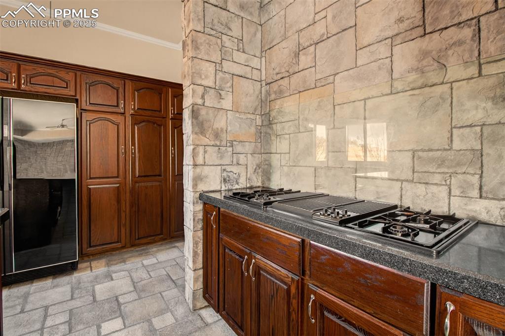 Image 16 of 50: Kitchen