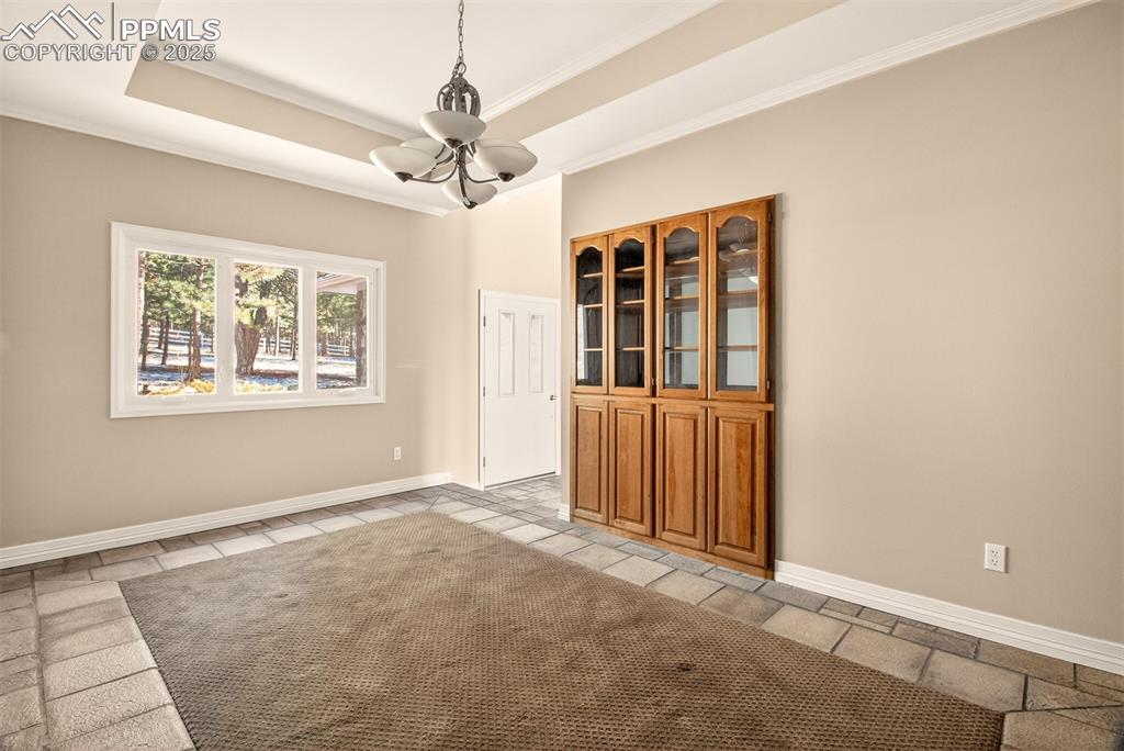 Image 17 of 50: Built in hutche