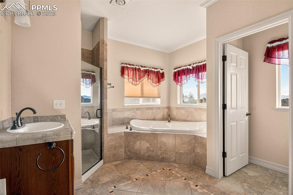 Image 21 of 50: Upper level hall bathroom