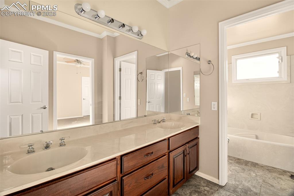 Image 33 of 50: Upper level hall bathroom