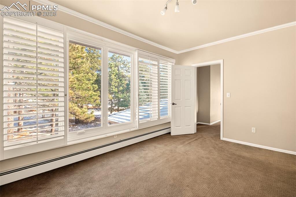 Image 35 of 50: Bedroom