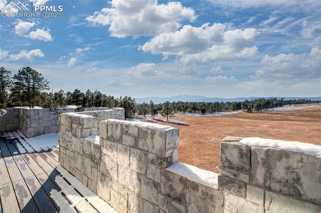 Image 37 of 50: Deck