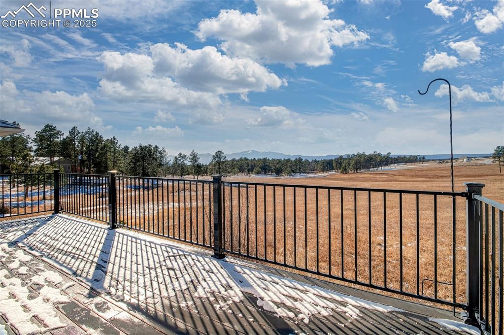 Image 39 of 50: Deck