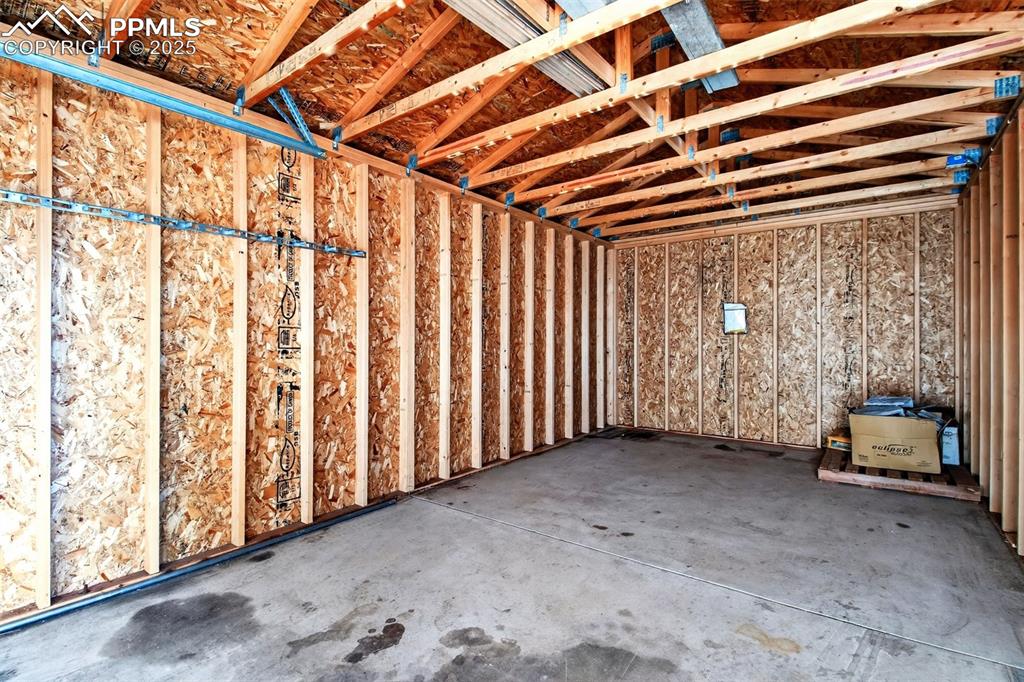 Image 40 of 50: Garage