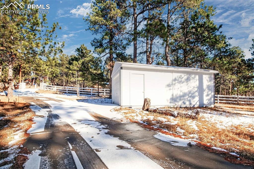 Image 41 of 50: Detached one car garage