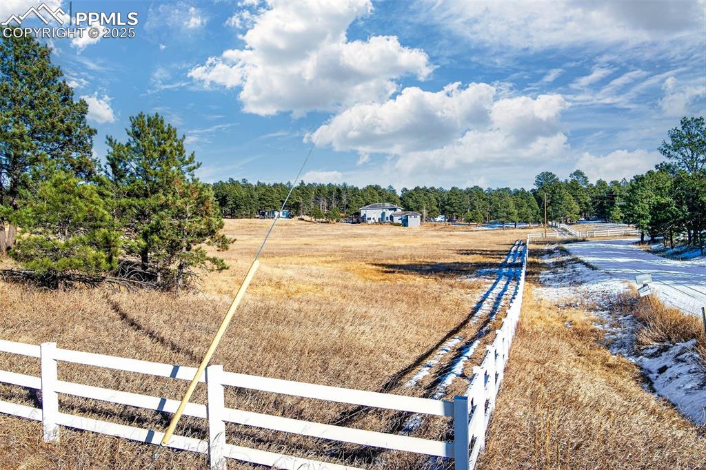 Image 49 of 50: Yard