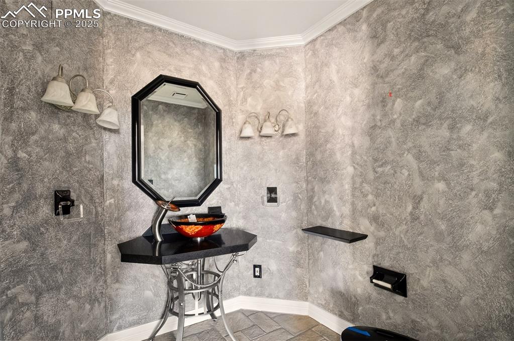 Image 9 of 50: 1/2 bath off of great room