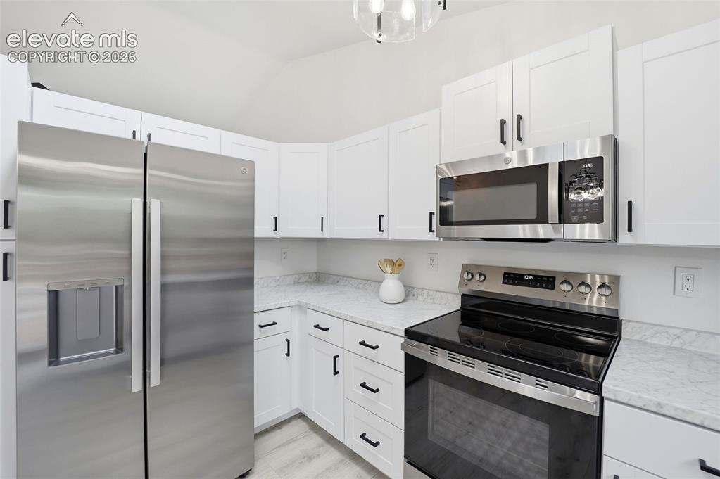 Image 10 of 49: Kitchen