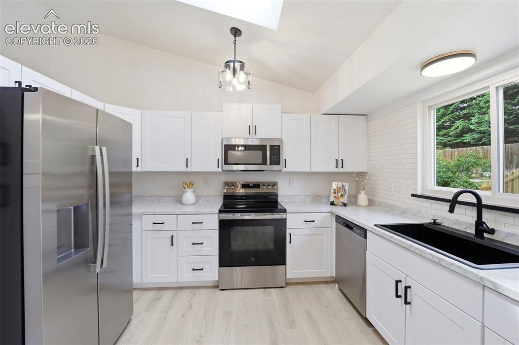 Image 14 of 49: Kitchen