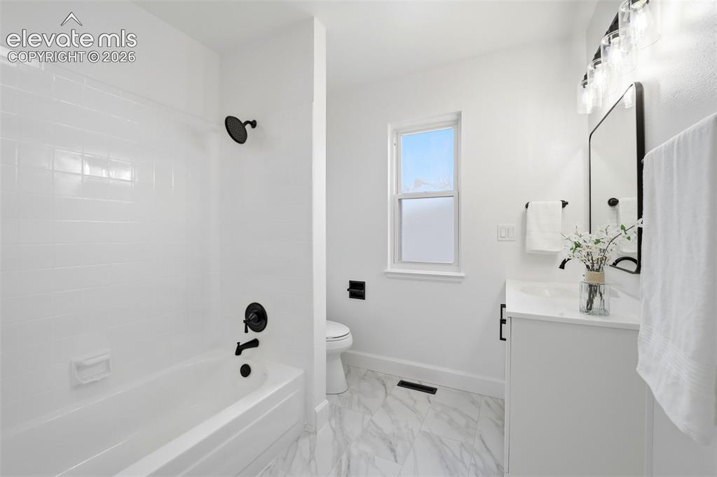 Image 33 of 49: Bathroom