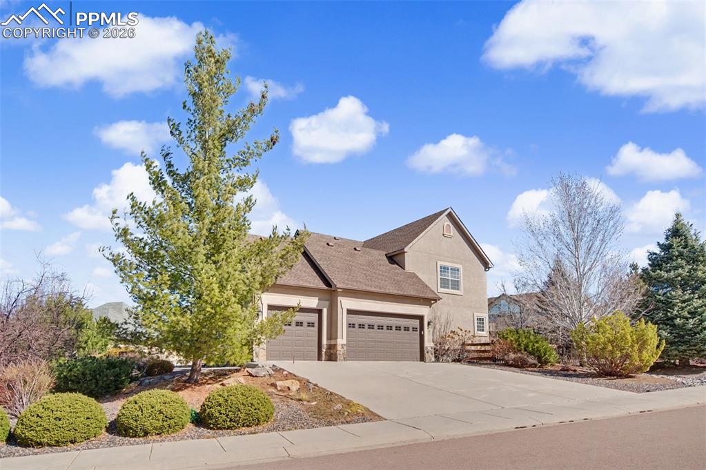 Image 41 of 48: South Facing Driveway!