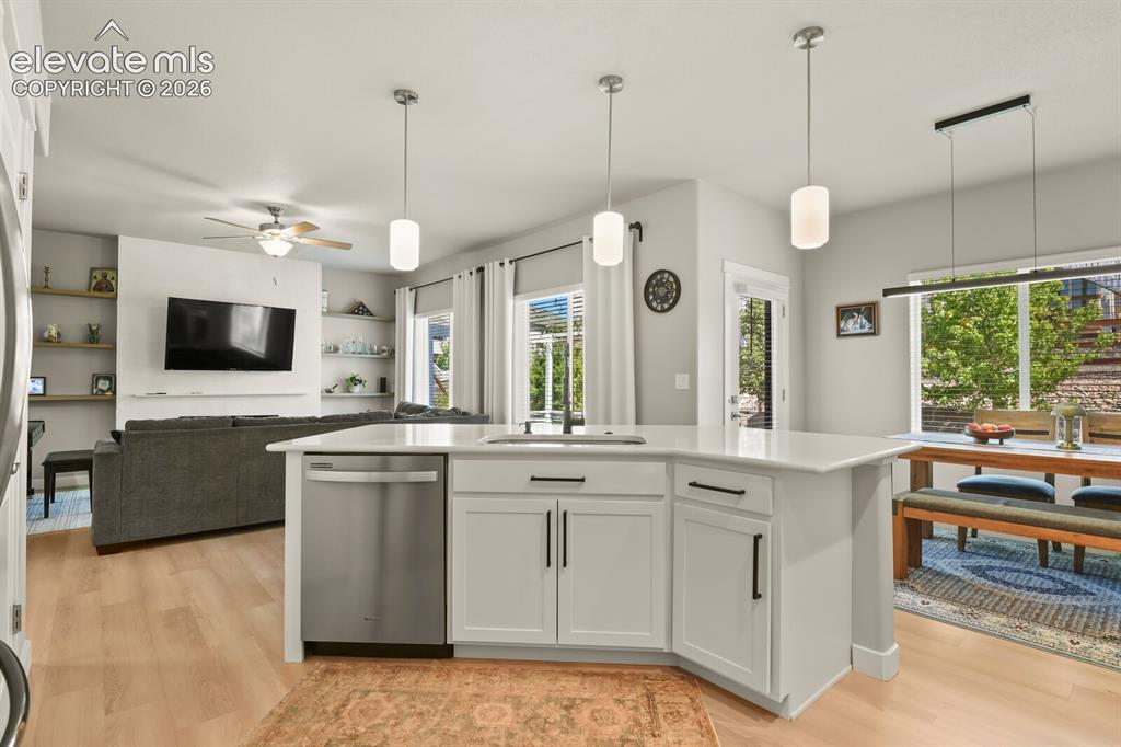 Image 13 of 49: Kitchen