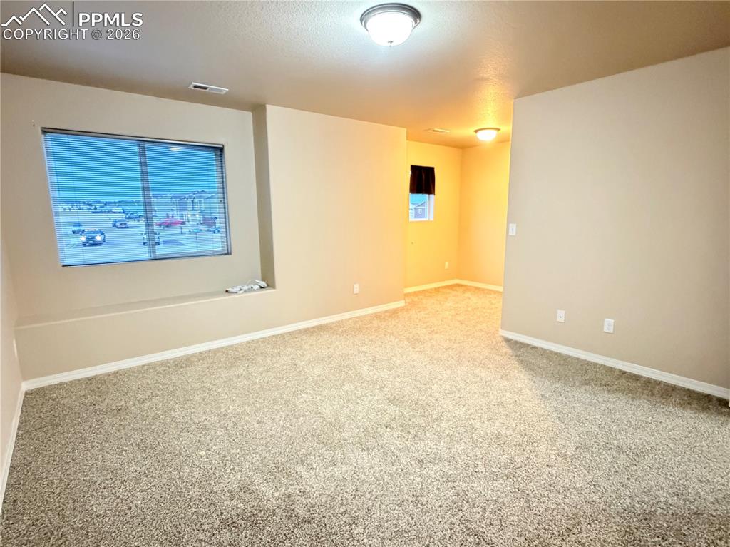 Image 7 of 13: Bedroom