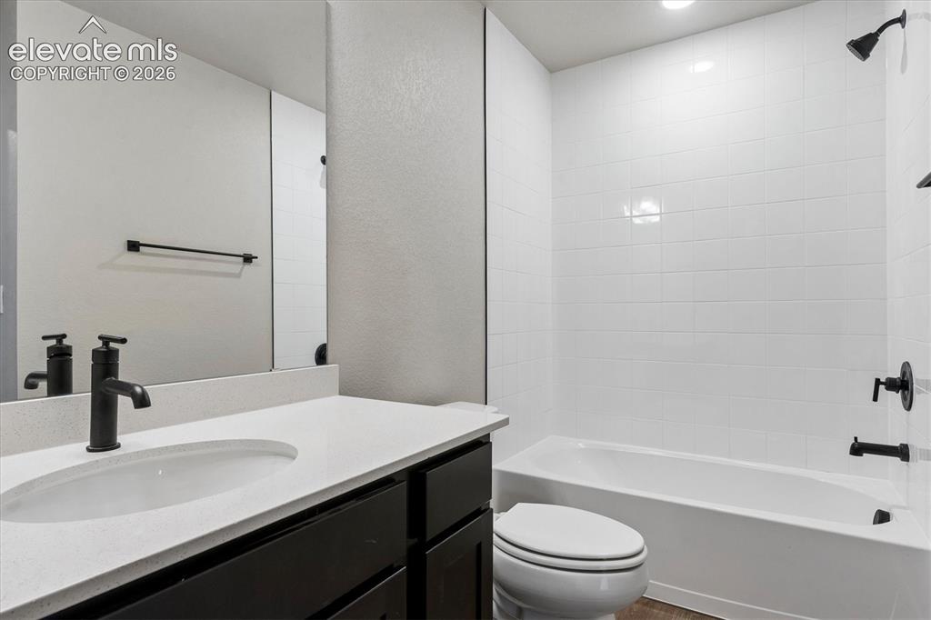 Image 18 of 23: Bathroom