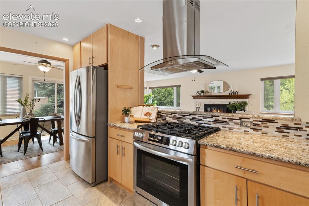 Image 15 of 37: Kitchen