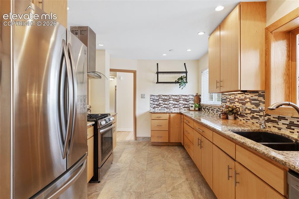 Image 16 of 37: Kitchen