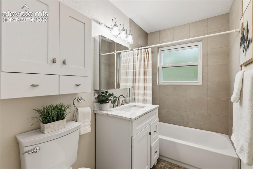 Image 19 of 37: Bathroom