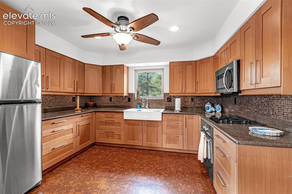 Image 25 of 47: Kitchen