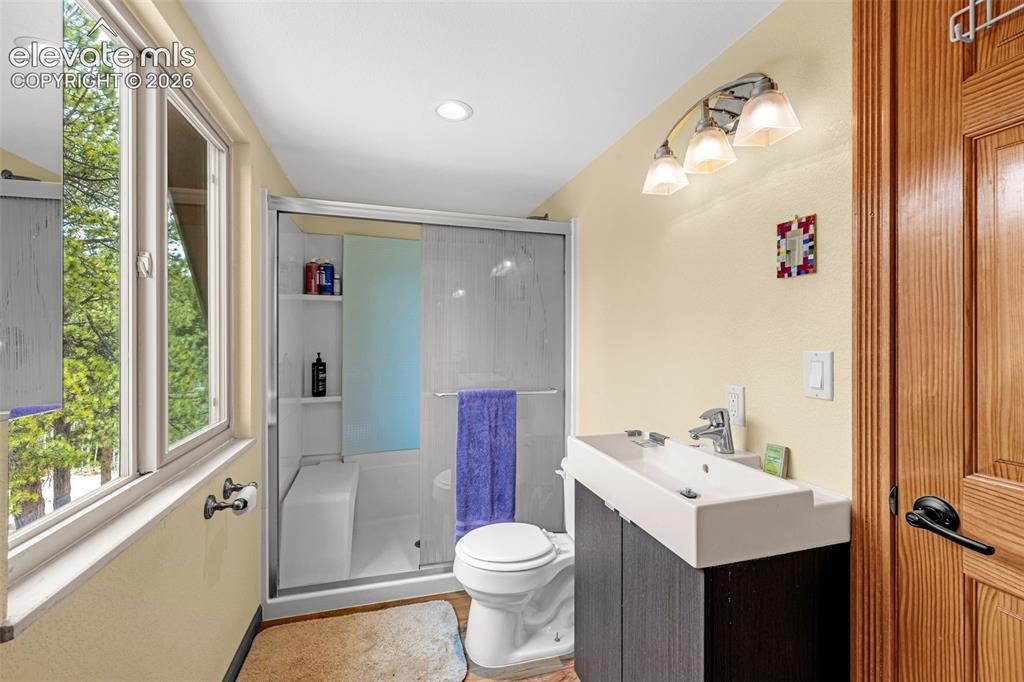 Image 33 of 47: Bathroom