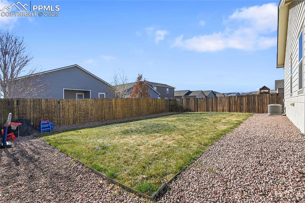 Image 16 of 37: Yard