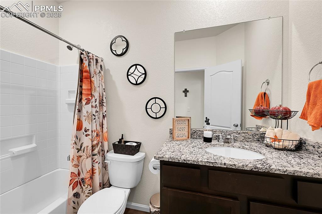 Image 28 of 37: Bathroom