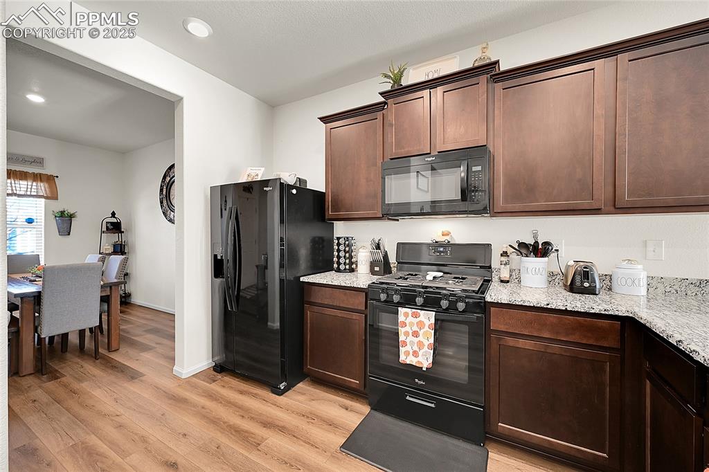 Image 5 of 37: Kitchen