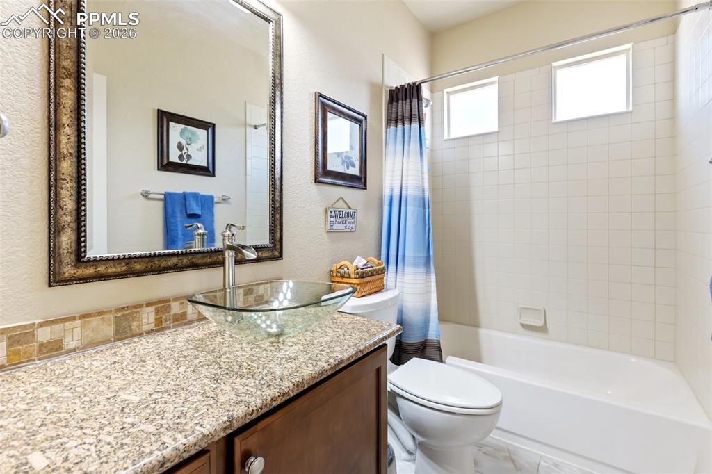 Image 13 of 30: Bathroom