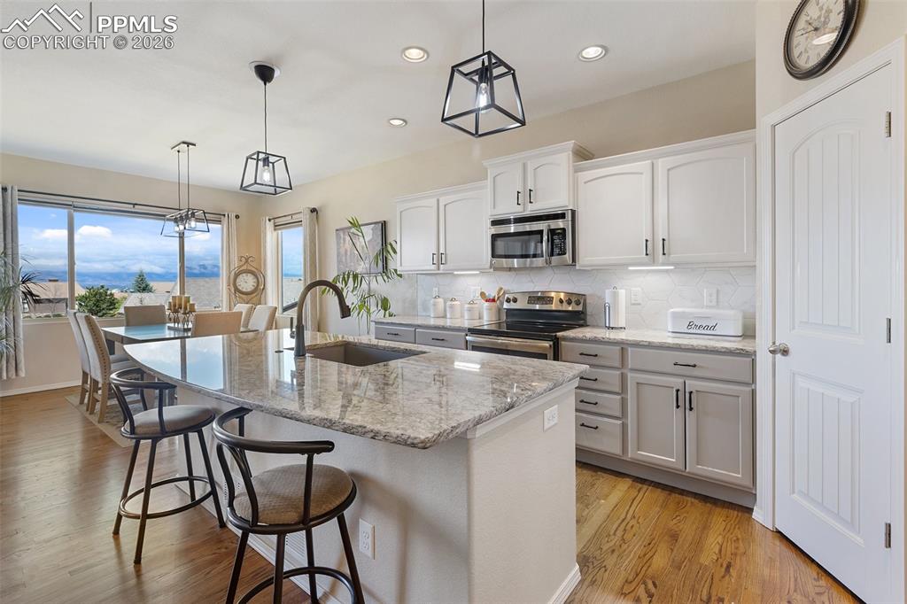 Image 18 of 30: Kitchen