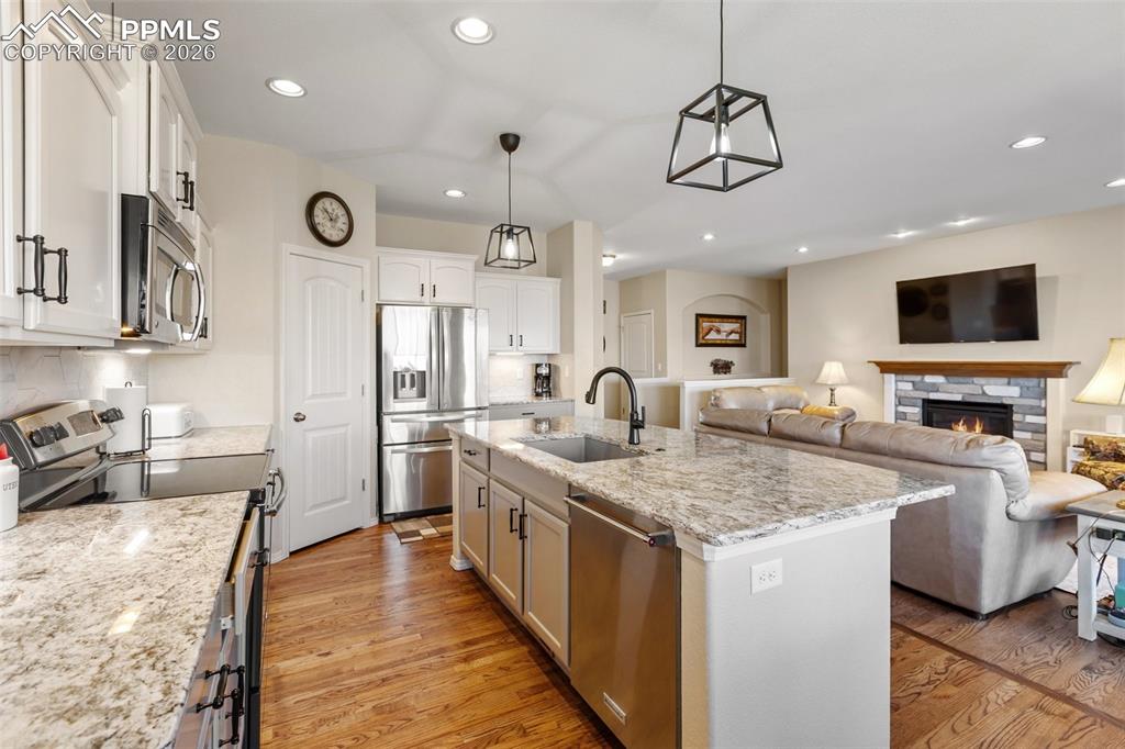 Image 19 of 30: Kitchen