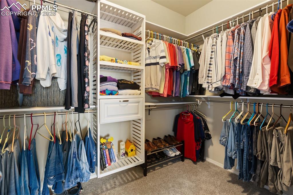 Image 25 of 30: Closet