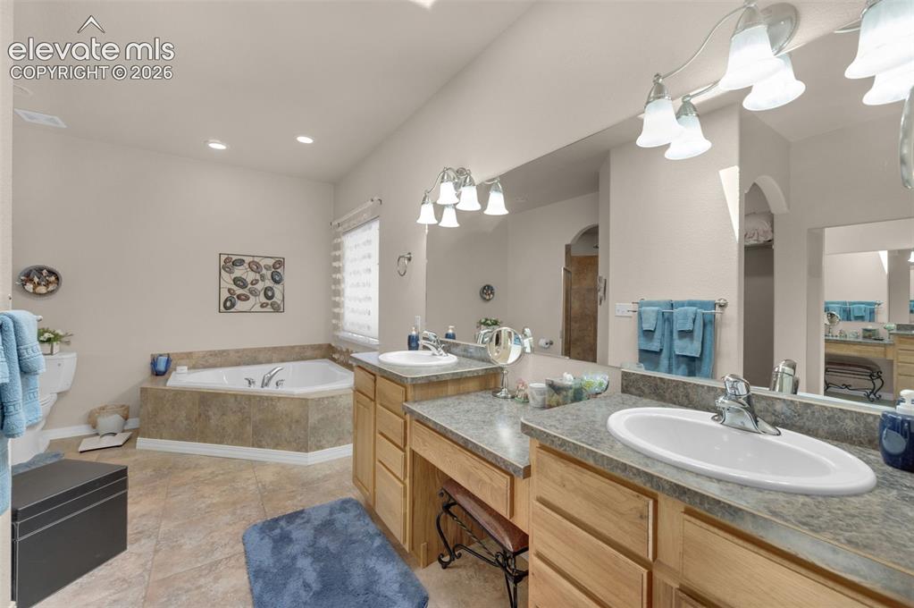 Image 17 of 49: Bathroom