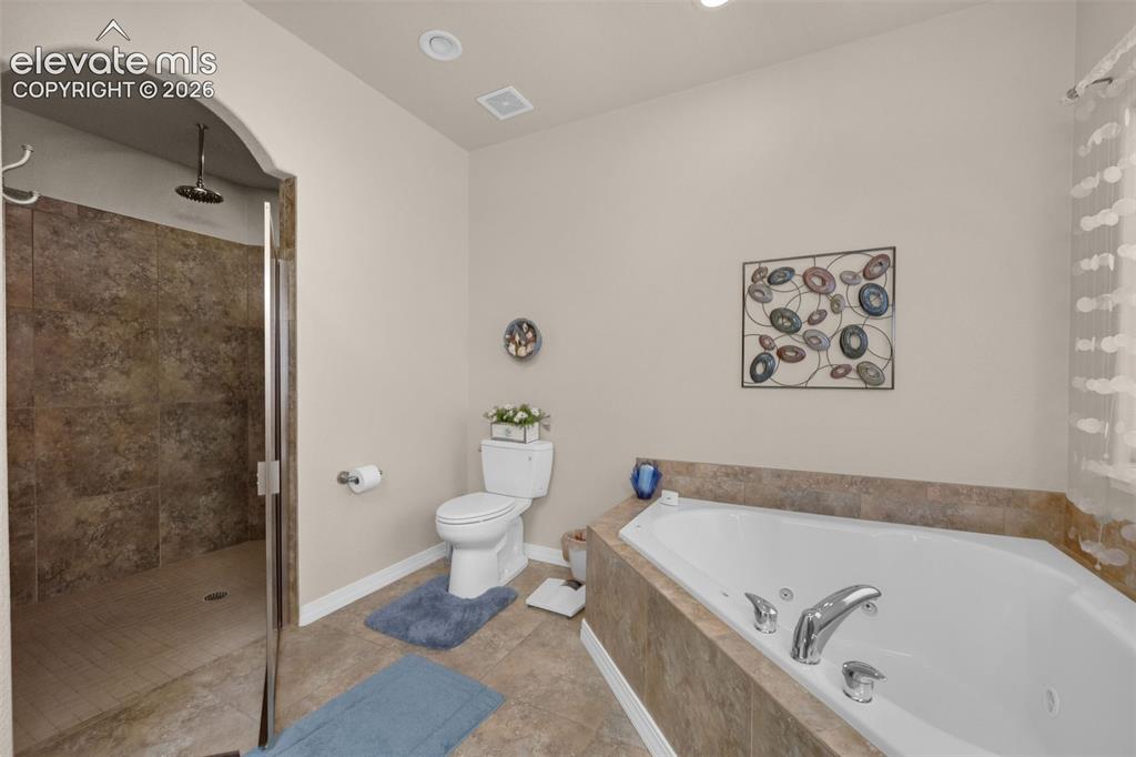 Image 18 of 49: Bathroom