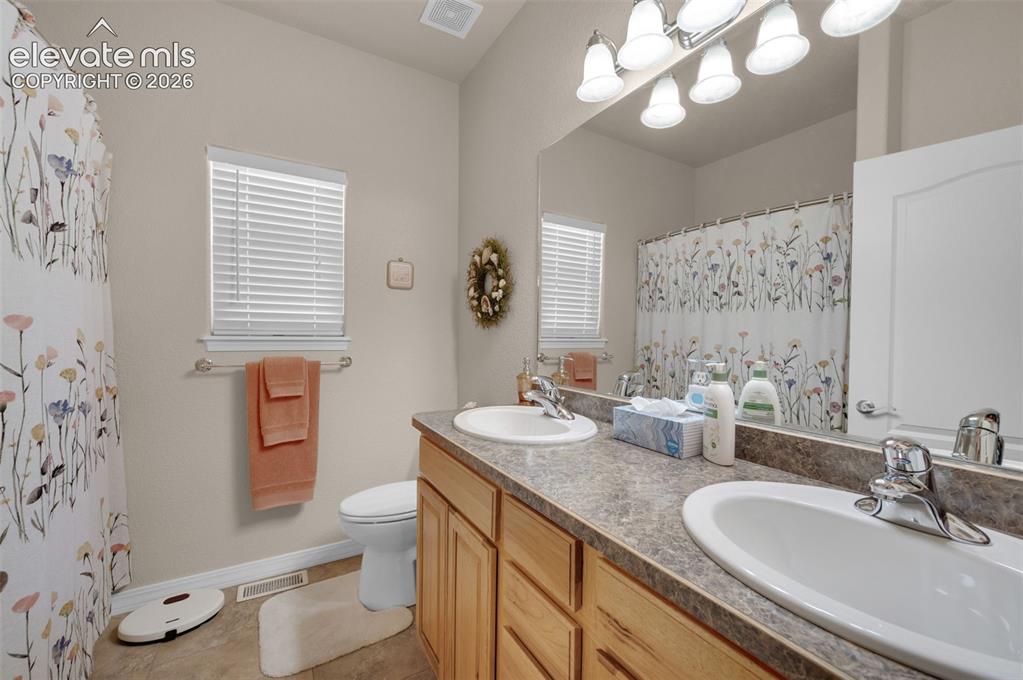 Image 22 of 49: Bathroom