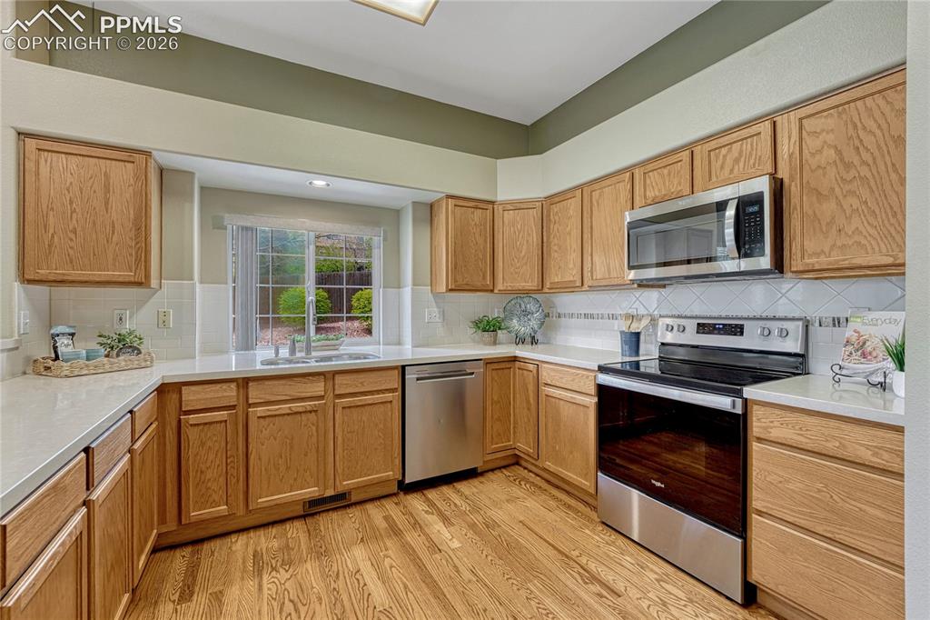 Image 10 of 48: Pull up a stool to the convenient kitchen breakfast bar for casual dining o