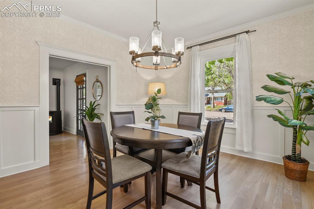 Image 15 of 40: Dining Area