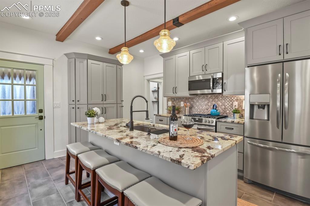 Image 16 of 40: Stunning kitchen!